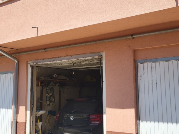 Дава се под наем Гараж / Паркомясто в Пазарджик, Идеален център - 20 кв.м за 86.7 € - Снимка #1