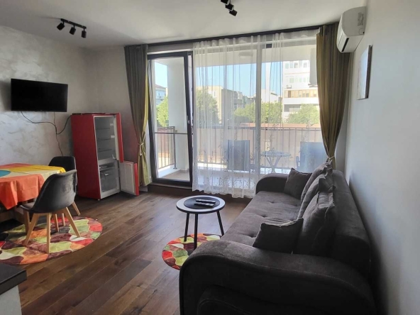 Дава се под наем Едностаен апартамент в Варна, Център - 45 кв.м за 408.51 € - Снимка #1