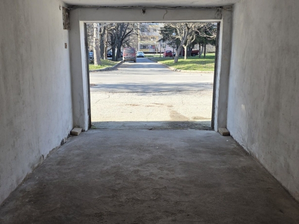 Дава се под наем Гараж / Паркомясто в Русе, Здравец - 20 кв.м за 74.46 € - Снимка #1