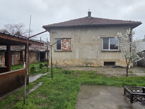 Дава се под наем Къща в Левски - 140 кв.м за 65733.39 € - Снимка #1