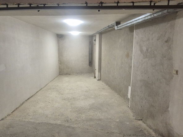 Дава се под наем Гараж / Паркомясто в Русе, Център - 20 кв.м за 102 € - Снимка #1