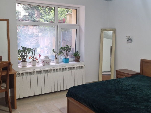 Дава се под наем Етаж от къща в Ямбол, Център - 101 кв.м за 255 € - Снимка #1