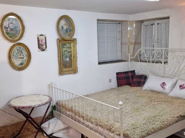 Дава се под наем Тристаен апартамент в Перник, Център - 55 кв.м за 153 € - Снимка #1