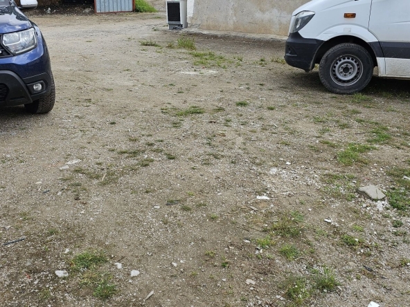 Дава се под наем Парцел в София, Враждебна - 1700 кв.м за 1020 € - Снимка #1