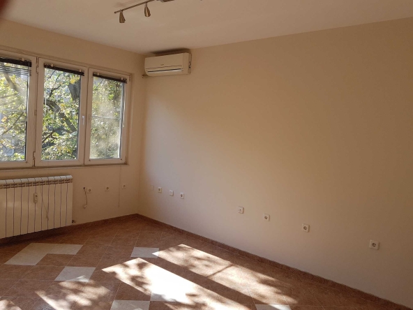 Дава се под наем Тристаен апартамент в София, Изток - 80 кв.м за 561 € - Снимка #1