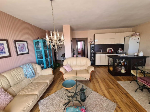 Тристаен апартамент в Хасково, Дружба 1 - 91 кв.м за 1154 €/кв.м - Снимка #1