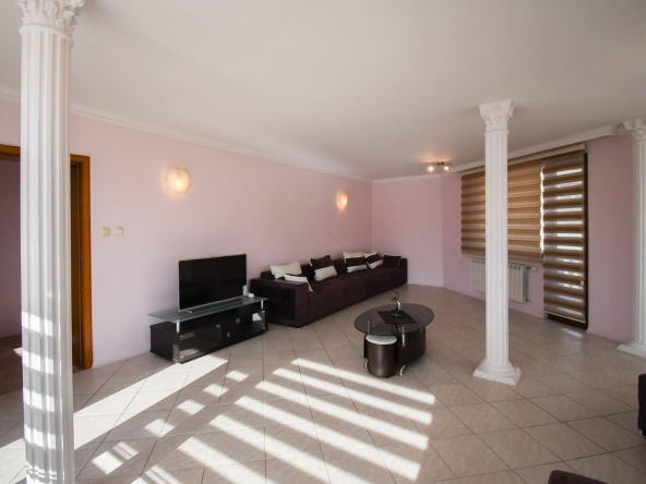 Дава се под наем Етаж от къща в София, Надежда 4 - 150 кв.м за 1196.97 € - Снимка #1