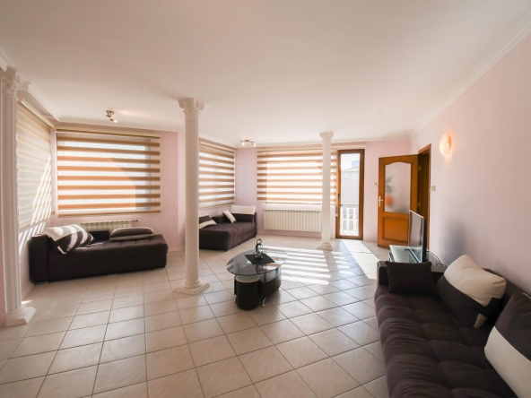 Дава се под наем Етаж от къща в София, Надежда 4 - 150 кв.м за 747.66 € - Снимка #1