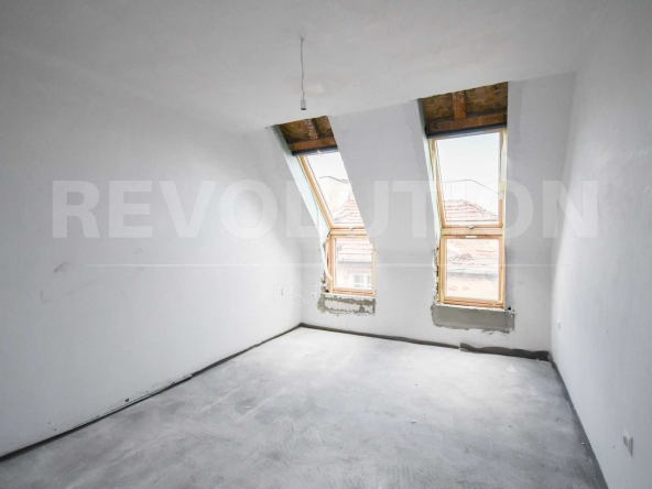 Тристаен апартамент в София, Център - 97 кв.м за 1987 €/кв.м - Снимка #1