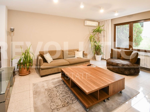 Дава се под наем Къща в София, Център - 318 кв.м за 1700 € - Снимка #1