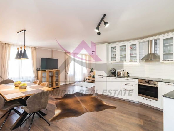 Дава се под наем Тристаен апартамент в Варна, Център - 104 кв.м за 1445.85 € - Снимка #1