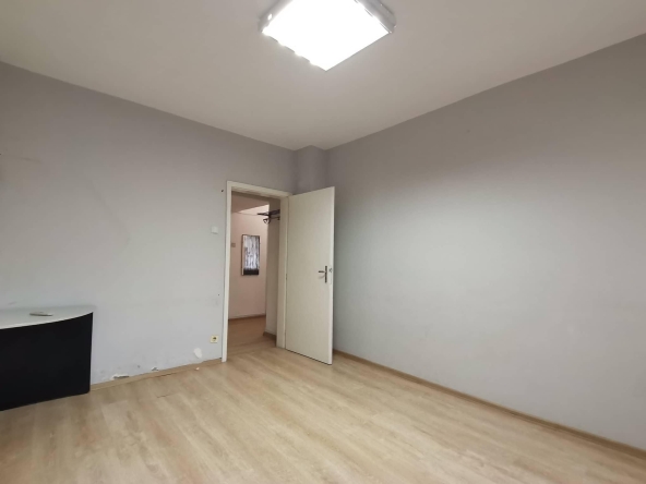 Дава се под наем Тристаен апартамент в Бургас, Център - 84 кв.м за 459 € - Снимка #1