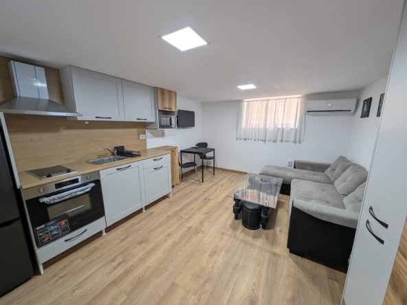 Дава се под наем Едностаен апартамент в Варна, Център - 30 кв.м за 350 € - Снимка #1