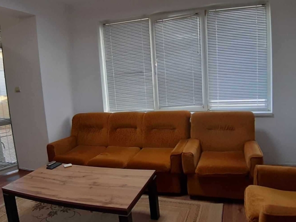 Дава се под наем Тристаен апартамент в Търговище, Център - 100 кв.м за 306 € - Снимка #1