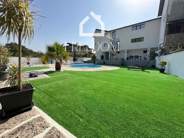 Хотел в Балчик - 650 кв.м за 392 €/кв.м - Снимка #1