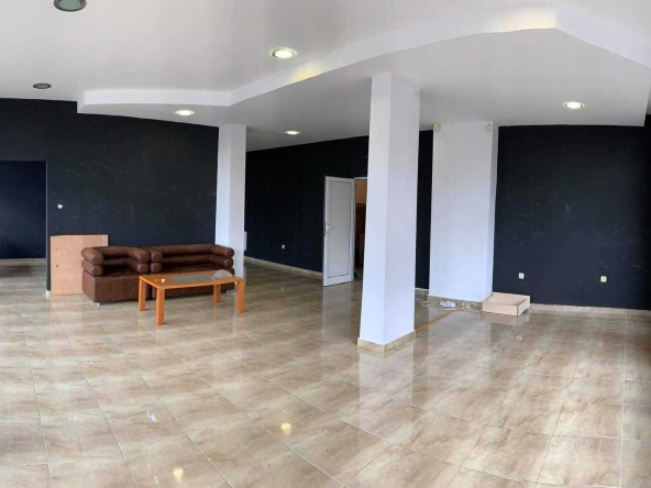 Дава се под наем Магазин в Бургас, Славейков - 80 кв.м за 224.4 € - Снимка #1