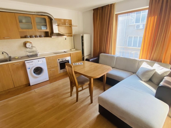 Дава се под наем Тристаен апартамент в Бургас, Център - 80 кв.м за 478.38 € - Снимка #1