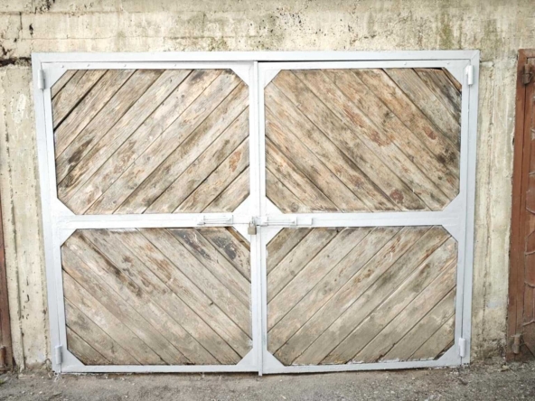 Дава се под наем Гараж / Паркомясто в Добрич, Кралска зона - 18 кв.м за 61.2 € - Снимка #1