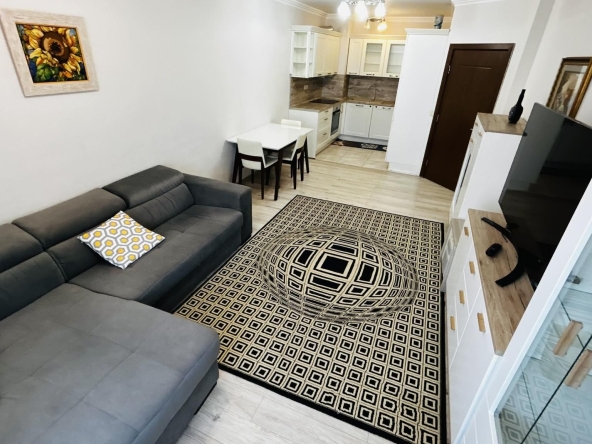 Дава се под наем Тристаен апартамент в Бургас, Зорница - 117 кв.м за 1020 € - Снимка #1