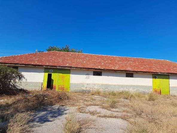 Промишлена сграда в Карлово - 470 кв.м за 125 €/кв.м - Снимка #1