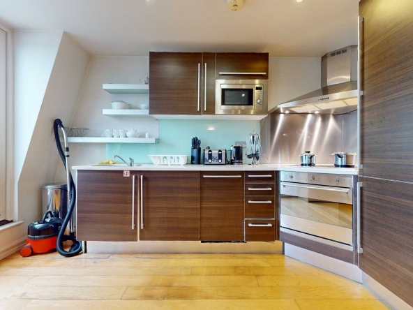 Дава се под наем Двустаен апартамент в София, Център - 62 кв.м за 401.88 € - Снимка #1