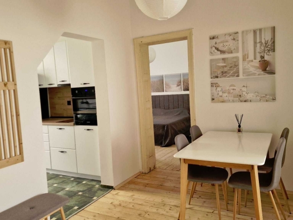 Дава се под наем Тристаен апартамент в София, Център - 80 кв.м за 987.36 € - Снимка #1