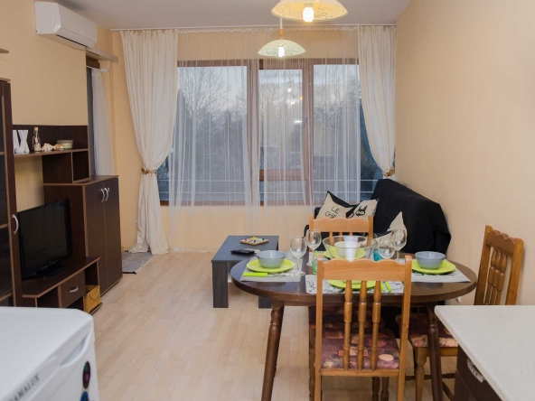 Дава се под наем Двустаен апартамент в к.к. Св.Св. Константин и Елена - 60 кв.м за 400 € - Снимка #1