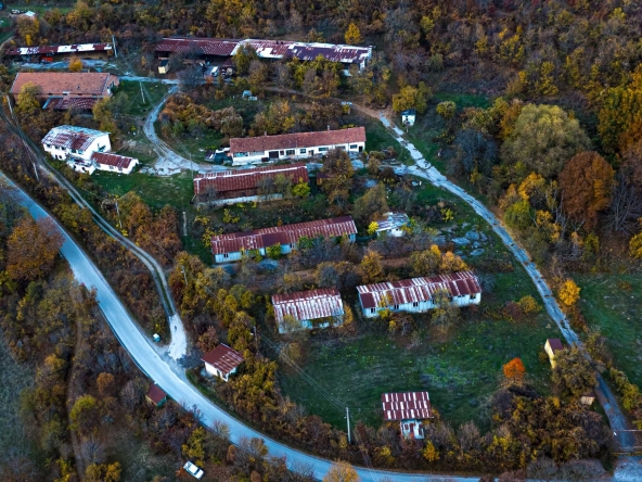 Промишлена сграда в с. Искрец, Област София-област - 20500 кв.м за 25 €/кв.м - Снимка #1