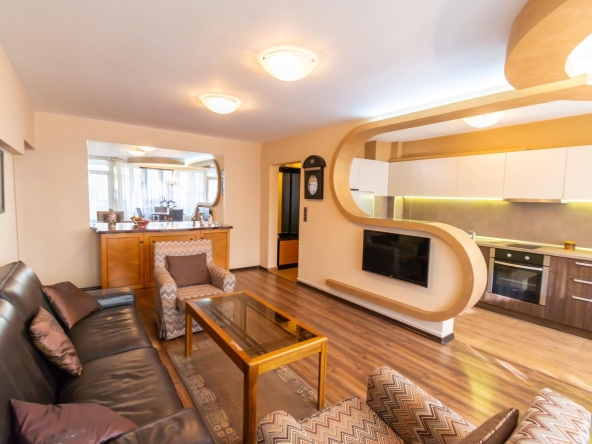 Дава се под наем Тристаен апартамент в София, Център - 86 кв.м за 850 € - Снимка #1