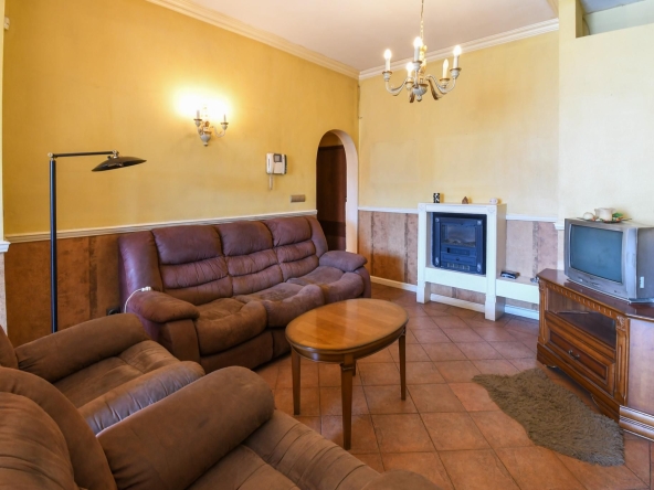 Дава се под наем Тристаен апартамент в София, Център - 135 кв.м за 849 € - Снимка #1