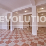 Дава се под наем Магазин в Пловдив, Център - 90 кв.м за 400 € - Снимка #1