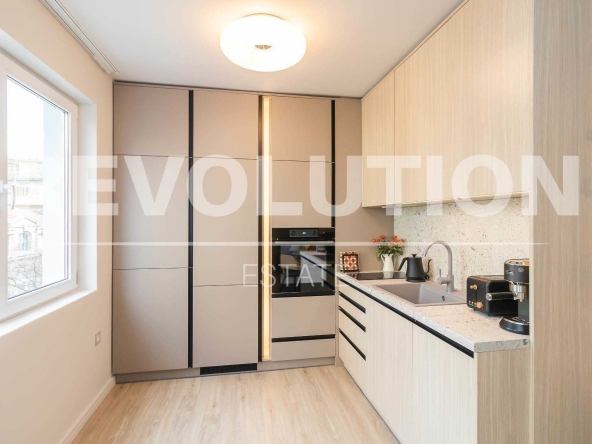 Дава се под наем Тристаен апартамент в Варна, Център - 100 кв.м за 1246.44 € - Снимка #1