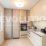 Дава се под наем Тристаен апартамент в Варна, Център - 100 кв.м за 1246.44 € - Снимка #1