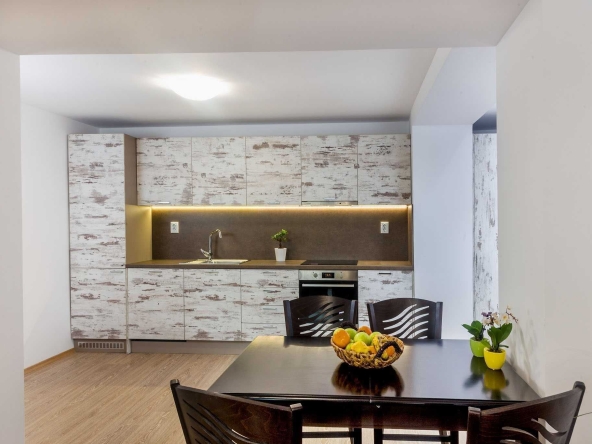 Етаж от къща в Пловдив, Младежки Хълм - 180 кв.м за 6 €/кв.м - Снимка #1