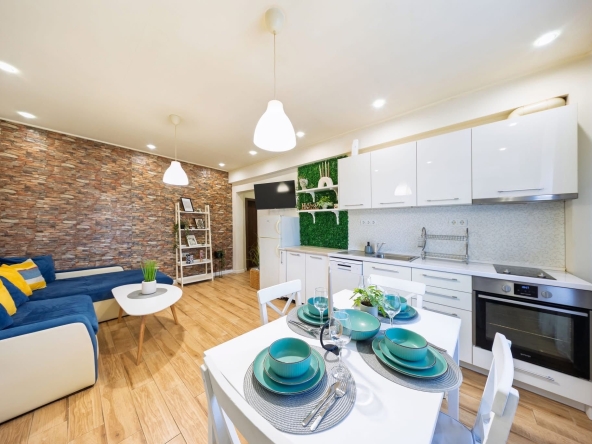 Дава се под наем Двустаен апартамент в Плевен, Идеален център - 67 кв.м за 497.25 € - Снимка #1