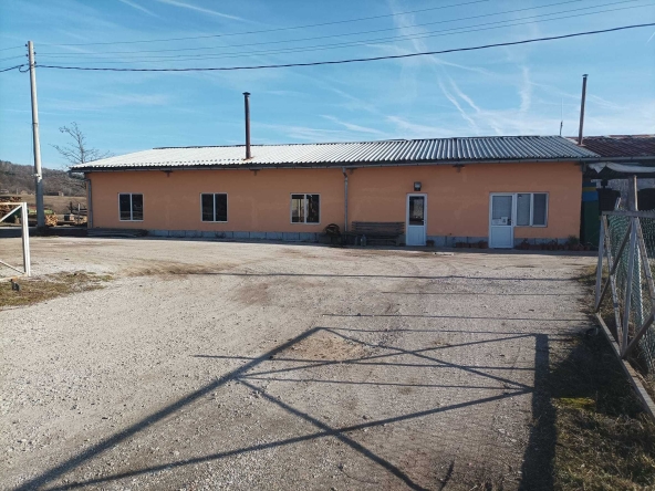 Промишлена сграда в Трявна - 1528 кв.м за 67 €/кв.м - Снимка #1