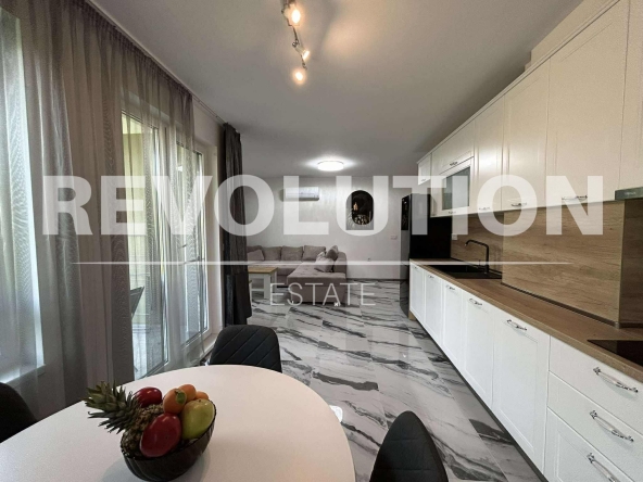 Дава се под наем Двустаен апартамент в к.к. Св.Св. Константин и Елена - 70 кв.м за 800 € - Снимка #1