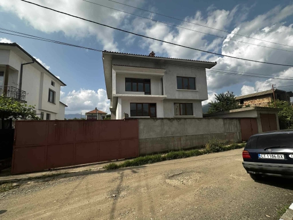 Къща в Крън - 520 кв.м за 520 €/кв.м - Снимка #1