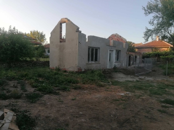 Къща в Мездра - 530 кв.м за 47 €/кв.м - Снимка #1