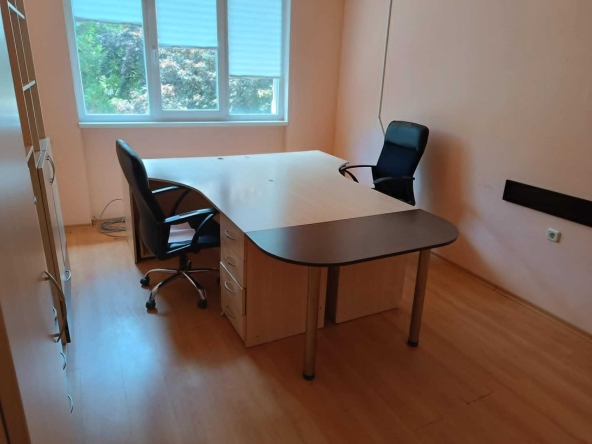 Дава се под наем Офис в Перник, Бели брег - 20 кв.м за 153 € - Снимка #1