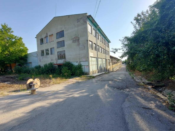 Промишлена сграда в Търговище, Промишлена зона - 10000 кв.м за 200 €/кв.м - Снимка #1