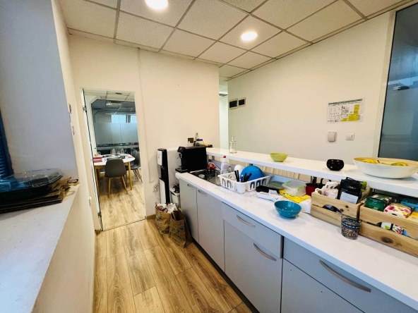 Дава се под наем Офис в София, Зона Б-18 - 230 кв.м за 1500 € - Снимка #1