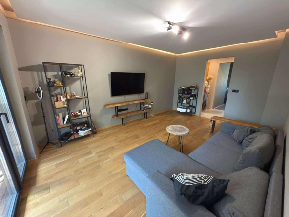 Дава се под наем Тристаен апартамент в Варна, Червен площад - 100 кв.м за 1200 € - Снимка #1