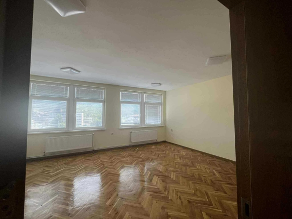 Дава се под наем Офис в Горна Оряховица - 28 кв.м за 127.5 € - Снимка #1