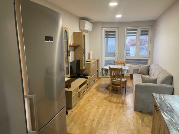 Дава се под наем Тристаен апартамент в Варна, Победа - 87 кв.м за 612 € - Снимка #1