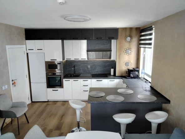 Дава се под наем Тристаен апартамент в Варна, Младост 1 - 100 кв.м за 816 € - Снимка #1