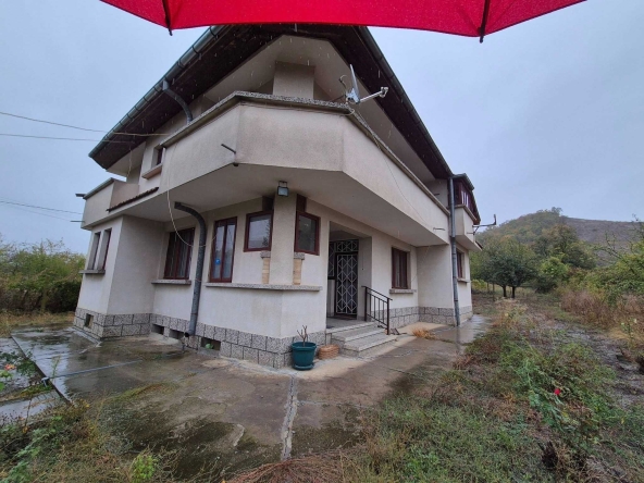 Къща в с. Разбойна, Област Търговище - 200 кв.м за 791 €/кв.м - Снимка #1