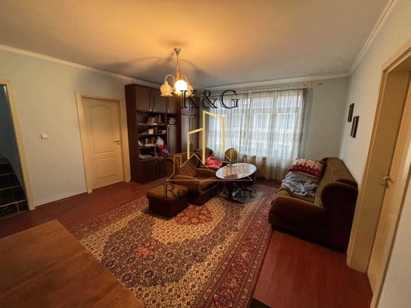 Етаж от къща в Разград, Възраждане - 195 кв.м за 889 €/кв.м - Снимка #1