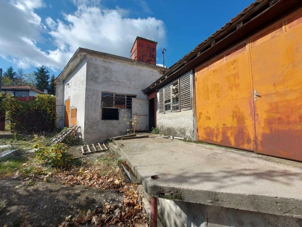 Промишлена сграда в с. Момино, Област Търговище - 570 кв.м за 188 €/кв.м - Снимка #1