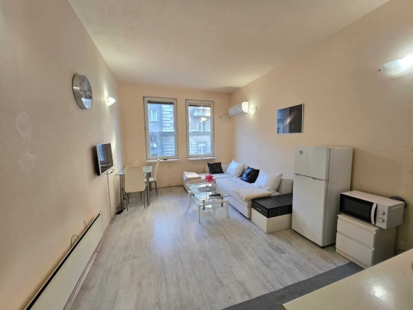 Дава се под наем Двустаен апартамент в София, Център - 55 кв.м за 612 € - Снимка #1